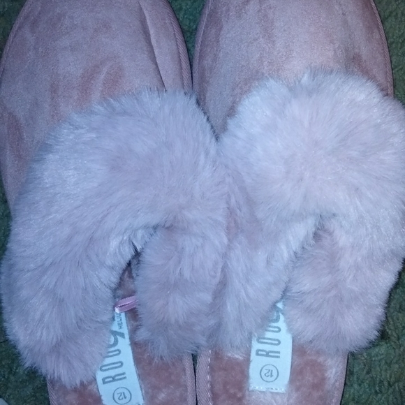 Iam selling rouge helium slippers - Picture 5 of 7